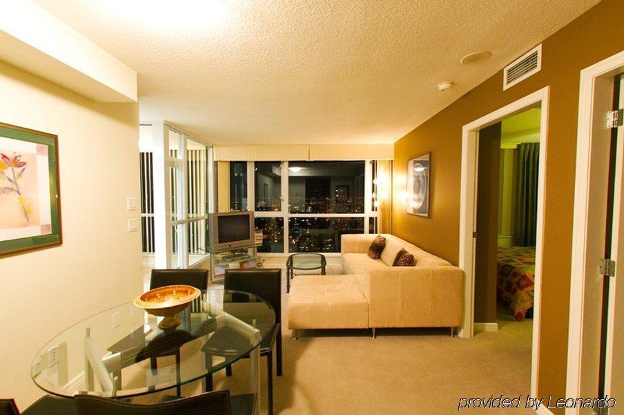 Carmana Hotel & Suites Vancouver Room photo